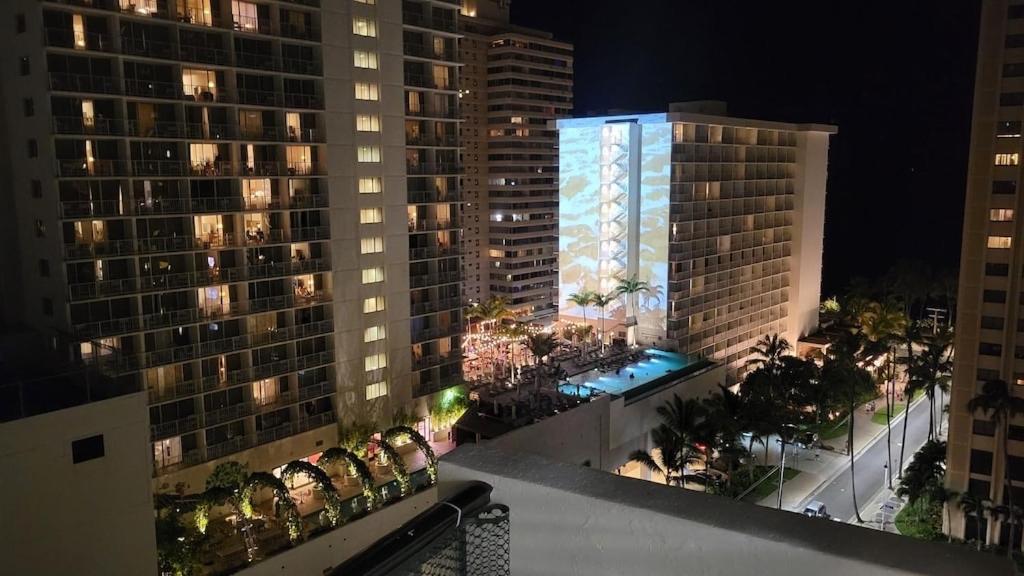 Waikiki Condo 2 Bedrooms 2 Bathrooms With 1 Free Parking Space ホノルル エクステリア 写真