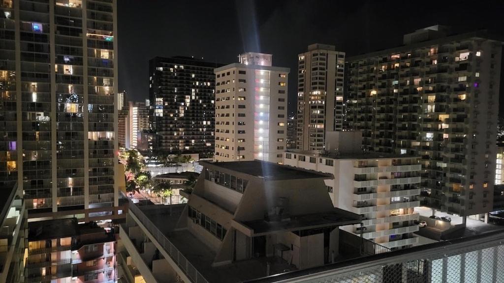 Waikiki Condo 2 Bedrooms 2 Bathrooms With 1 Free Parking Space ホノルル エクステリア 写真