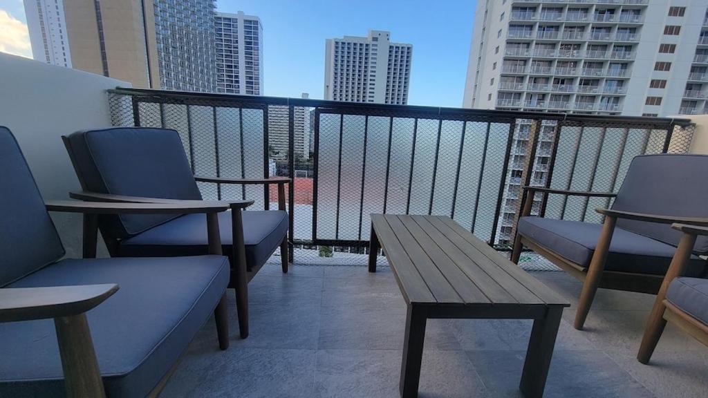 Waikiki Condo 2 Bedrooms 2 Bathrooms With 1 Free Parking Space ホノルル エクステリア 写真