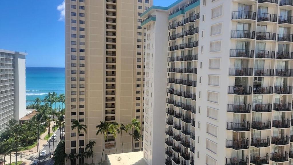 Waikiki Condo 2 Bedrooms 2 Bathrooms With 1 Free Parking Space ホノルル エクステリア 写真