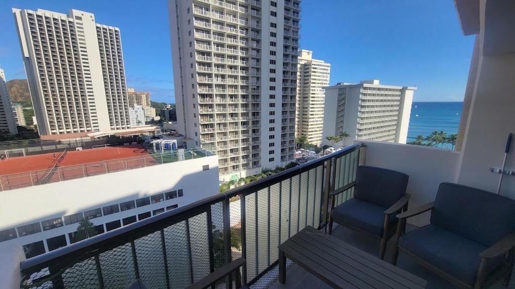 Waikiki Condo 2 Bedrooms 2 Bathrooms With 1 Free Parking Space ホノルル エクステリア 写真