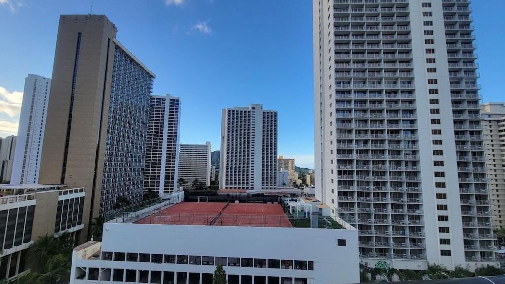 Waikiki Condo 2 Bedrooms 2 Bathrooms With 1 Free Parking Space ホノルル エクステリア 写真