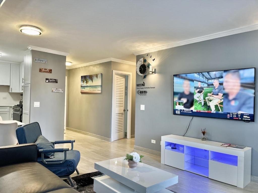 Waikiki Condo 2 Bedrooms 2 Bathrooms With 1 Free Parking Space ホノルル エクステリア 写真