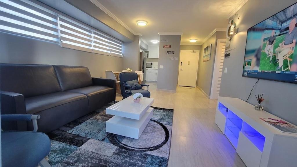 Waikiki Condo 2 Bedrooms 2 Bathrooms With 1 Free Parking Space ホノルル エクステリア 写真
