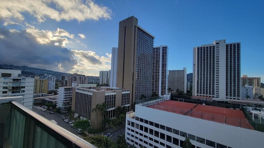 Waikiki Condo 2 Bedrooms 2 Bathrooms With 1 Free Parking Space ホノルル エクステリア 写真