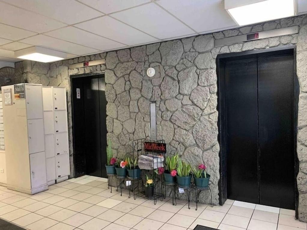 Waikiki Condo 2 Bedrooms 2 Bathrooms With 1 Free Parking Space ホノルル エクステリア 写真