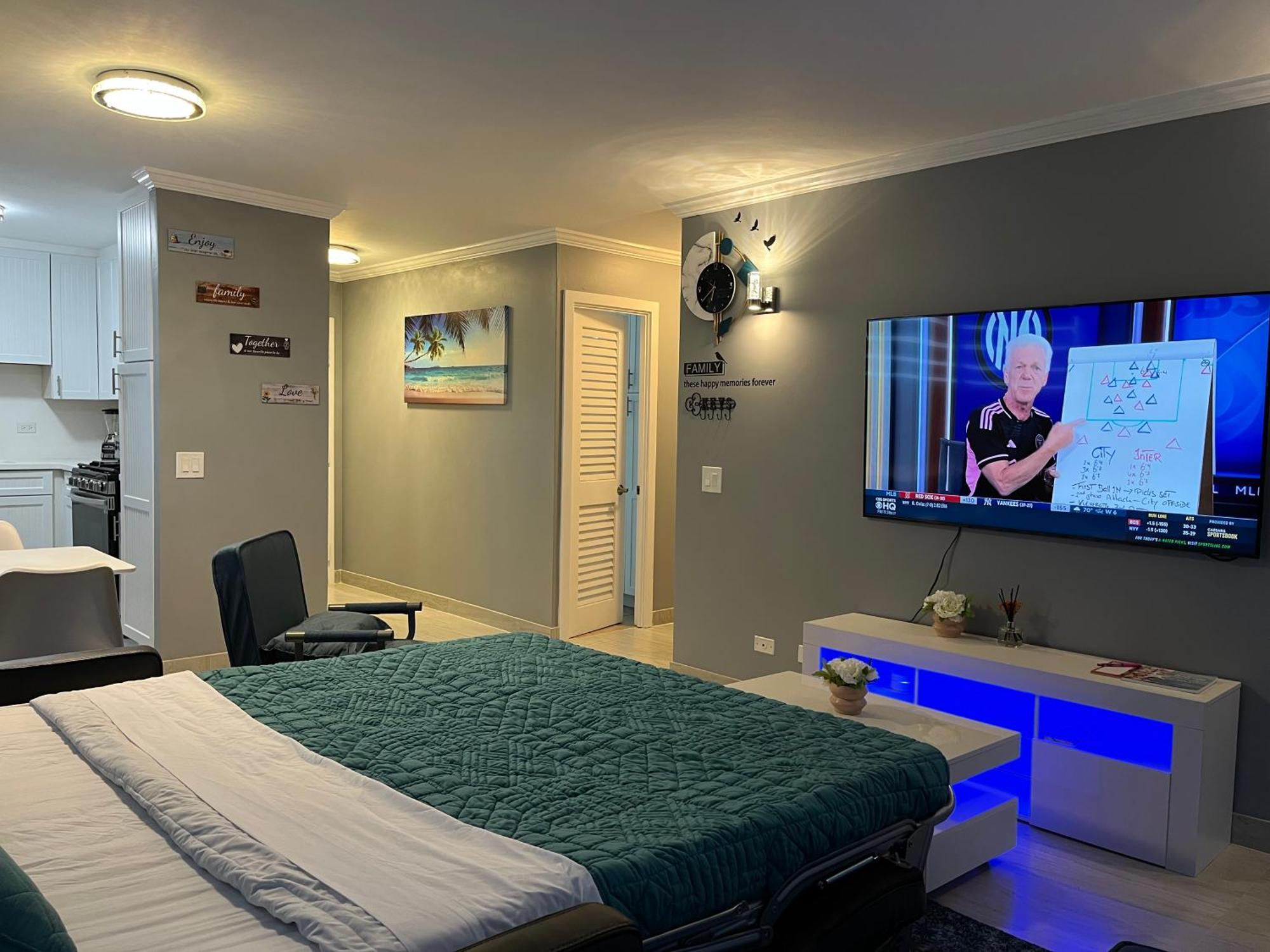 Waikiki Condo 2 Bedrooms 2 Bathrooms With 1 Free Parking Space ホノルル エクステリア 写真